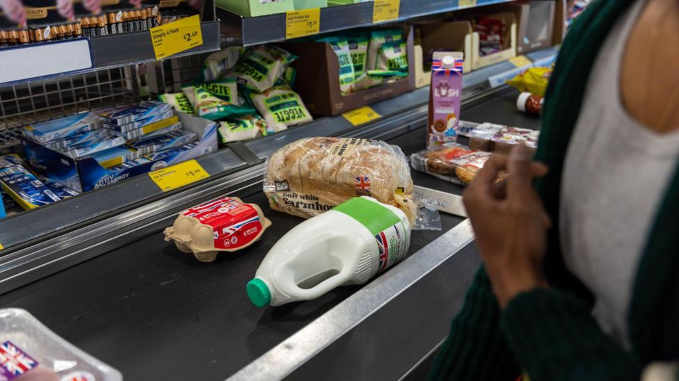 Supermarkets urged to limit food prices by government